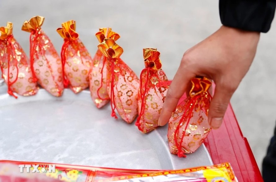 “Đầu năm mua muối”. Ảnh: Minh Quyết/TTXVN