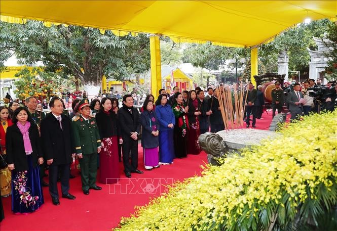 Phó Chủ tịch nước Võ Thị Ánh Xuân cùng các đại biểu dâng hương tưởng nhớ Hai Bà Trưng. Ảnh: Trọng Đức/TTXVN