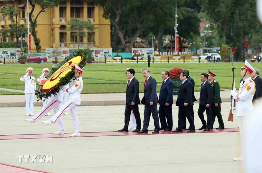 Đoàn đại biểu lãnh đạo, nguyên lãnh đạo Đảng, Nhà nước thành kính tưởng nhớ Chủ tịch Hồ Chí Minh. Ảnh: Phạm Kiên/TTXVN