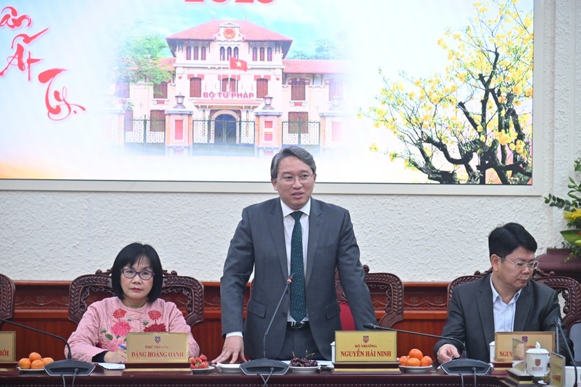 Bộ trưởng Nguyễn Hải Ninh gặp mặt và chúc Tết các cán bộ, công chức, viên chức và người lao động Bộ Tư pháp trong ngày làm việc đầu tiên của năm Ất Tỵ.