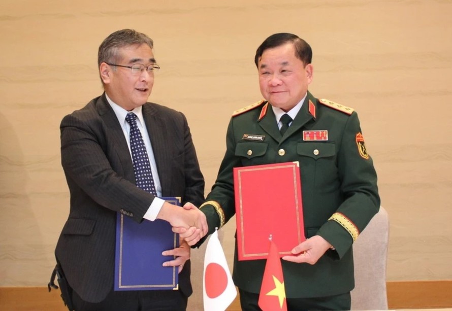 Thượng tướng Hoàng Xuân Chiến và Thứ trưởng Bộ Quốc phòng Nhật Bản Kano Koji trao đổi Biên bản Đối thoại Chính sách quốc phòng Việt Nam - Nhật Bản lần thứ 11. Ảnh: Phạm Tuân/TTXVN