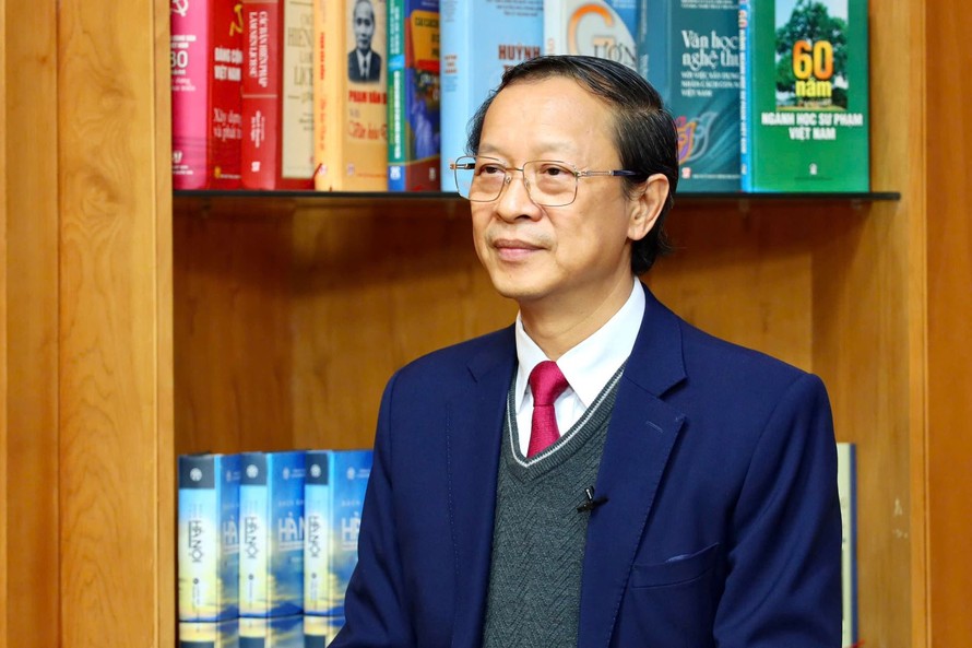 Thứ trưởng Bộ GD&ĐT Phạm Ngọc Thưởng trả lời báo chí chiều ngày 10/2. Ảnh: TH