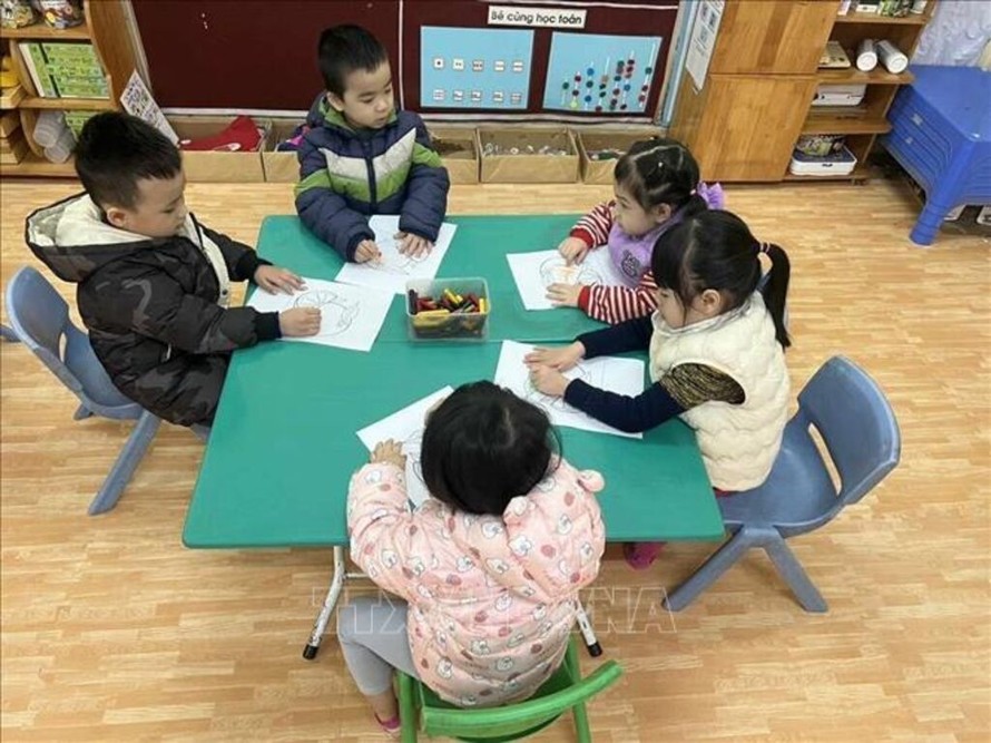 Học sinh được bảo đảm ấm khi học tại trường. Ảnh tư liệu: TTXVN phát