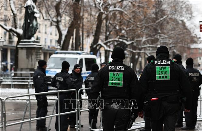 Cảnh sát gác bên ngoài Khách sạn Bayerischer Hof ở Munich, Đức, nơi diễn ra Hội nghị An ninh Munich (MSC) lần thứ 61, ngày 14/2/2025. Ảnh: THX/TTXVN