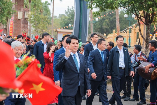 Chủ tịch nước Lương Cường cùng các đại biểu đến tham dự Ngày hội “Sắc Xuân trên mọi miền Tổ quốc." Ảnh: Hoàng Hiếu/TTXVN