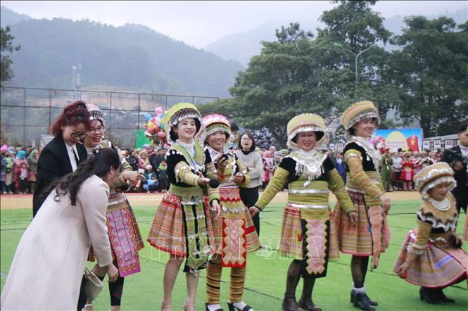 Thiếu nữ Mông rạng rỡ trong bộ trang phục truyền thống đi chơi hội.