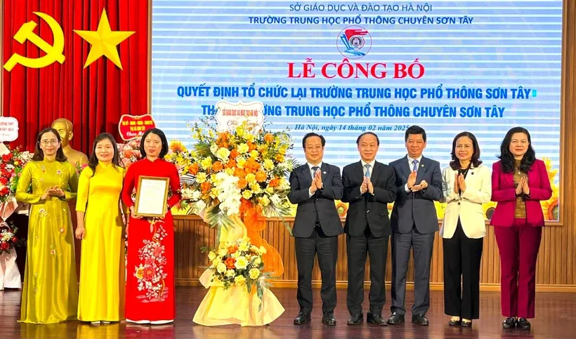 Sở Giáo dục và Đào tạo Hà Nội vừa công bố và trao quyết định cho lãnh đạo nhà trường. Ảnh: Hanoimoi