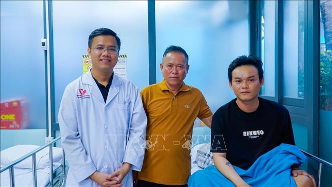 Bệnh nhân (áo đen) hồi phục sức khỏe tốt. Ảnh: TTXVN phát