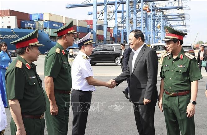 Lãnh đạo Tổng công ty Tân cảng Sài Gòn tiếp đón Thủ tướng Lào Sonexay Siphandone. Ảnh: TTXVN