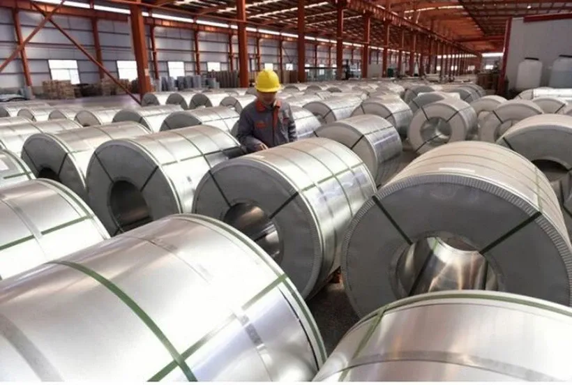 Công nhân kiểm tra các thanh cuộn nhôm tại nhà kho trong khu công nghiệp ở Tân Châu, tỉnh Sơn Đông, Trung Quốc. Nguồn: REUTERS/TTXVN