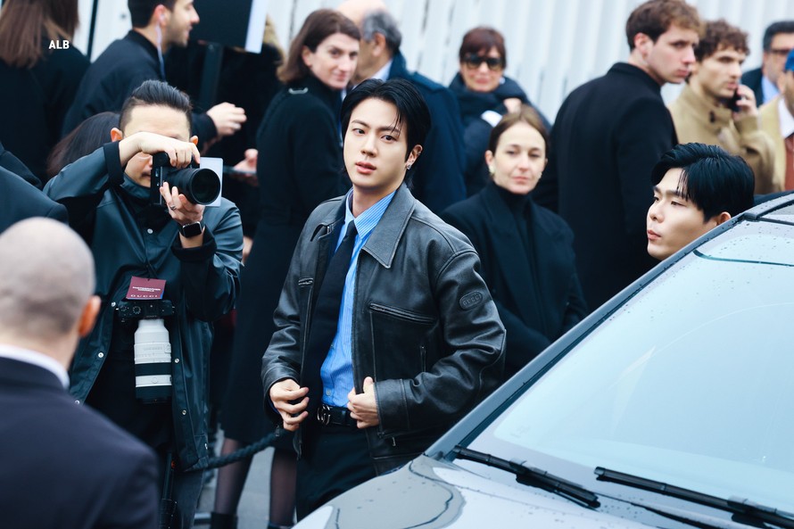 Sự xuất hiện của Jin (BTS) nhanh chóng trở thành tâm điểm truyền thông. Ảnh: @ALittleBraver92