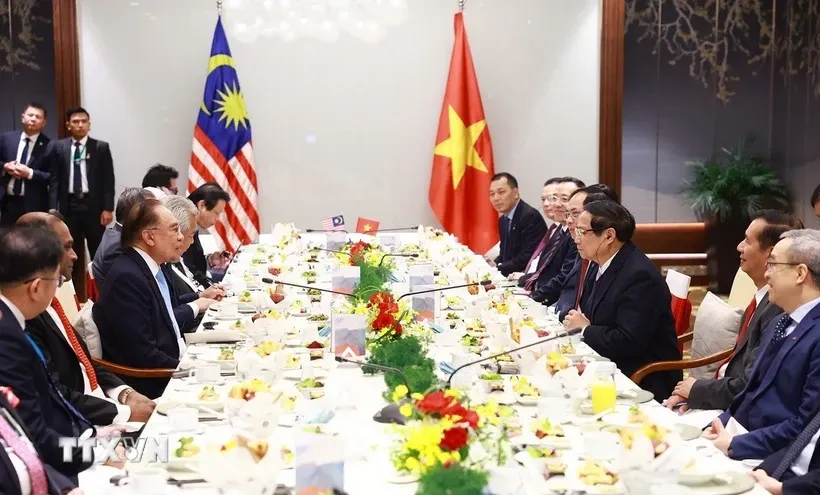 Thủ tướng Phạm Minh Chính làm việc với Thủ tướng Malaysia Anwar Ibrahim. Ảnh: Dương Giang/TTXVN