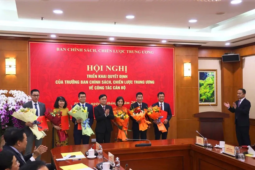 Trưởng ban Chính sách, Chiến lược Trung ương Trần Lưu Quang công bố các Quyết định về chức năng, nhiệm vụ, tổ chức bộ máy của Viện Nghiên cứu Chính sách và Chiến lược. Ảnh: Vietnam+