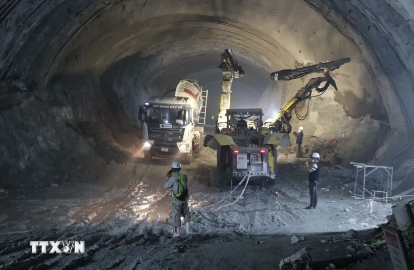 Thi công bên trong ống hầm số 3 thuộc gói thầu XL3 cao tốc Quảng Ngãi-Hoài Nhơn. Ảnh: Phạm Cường/TTXVN