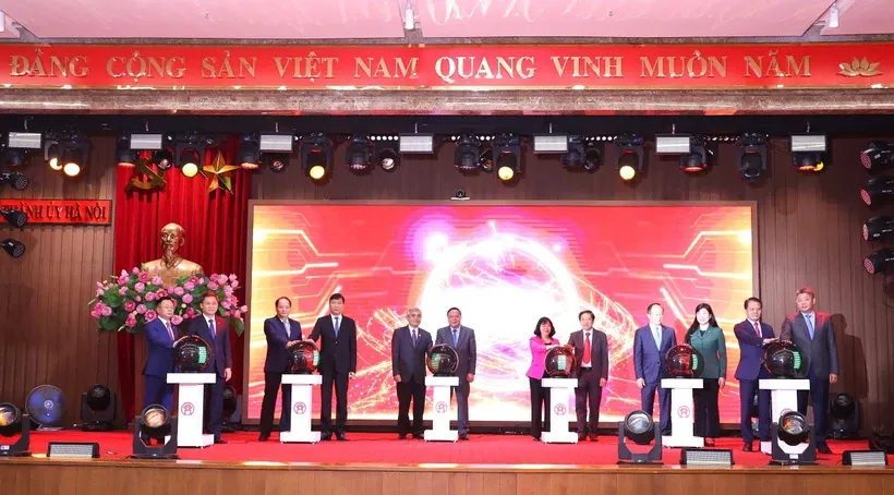 Bí thư Thành ủy Hà Nội Bùi Thị Minh Hoài cùng các đại biểu bấm nút khai trương các ứng dụng chuyển đổi số của Thành ủy Hà Nội dùng chung cho khối đảng, chính quyền, Mặt trận Tổ quốc và các tổ chức chính trị-xã hội thành phố Hà Nội. Ảnh: Văn Điệp/TTXVN