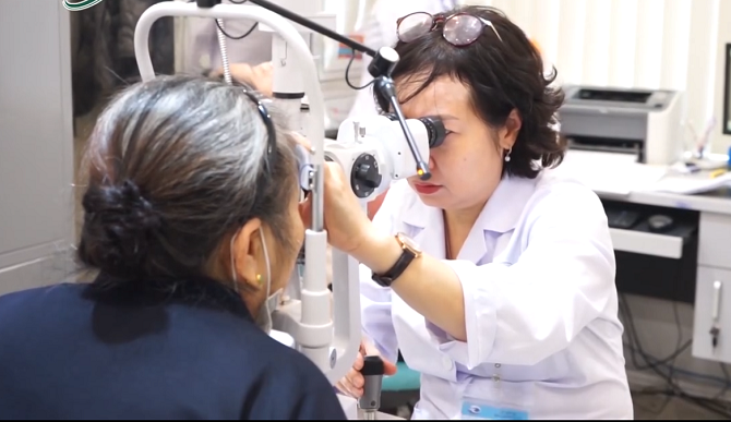 Khám phát hiện các bệnh về mắt cho người dân. Ảnh: SYT