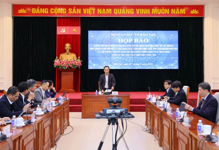 Thứ trưởng Bộ GD&ĐT Hoàng Minh Sơn phát biểu tại cuộc họp báo. Ảnh: Trần Hiệp/TTXVN.