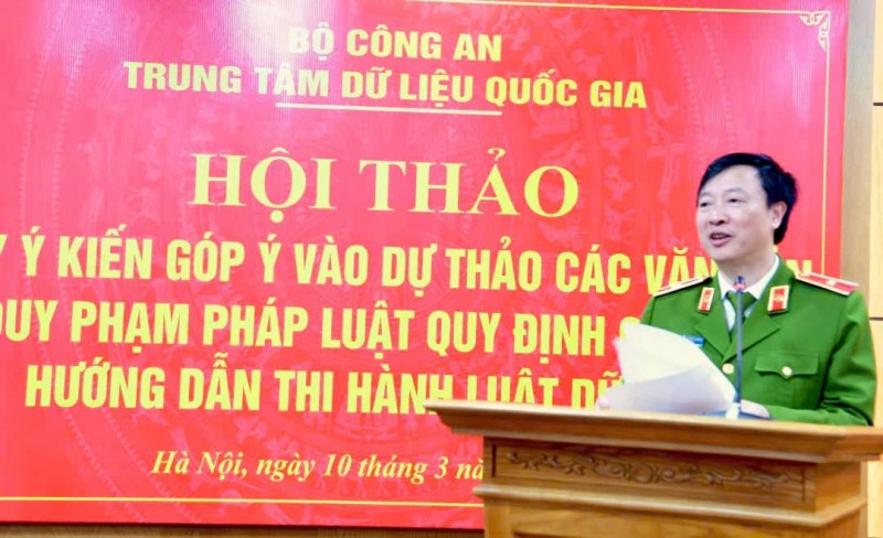 Thiếu tướng Nguyễn Ngọc Cương, Giám đốc Trung tâm Dữ liệu quốc gia phát biểu tại hội thảo.