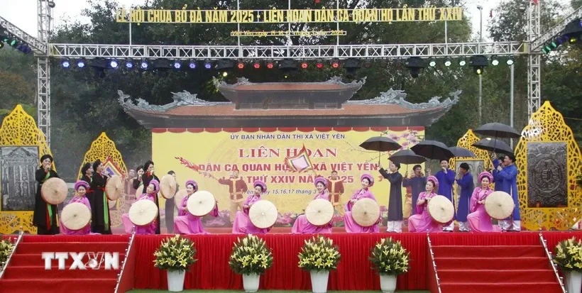 Một tiết mục quan họ do các liền anh, liền chị biểu diễn. Ảnh: Đồng Thúy/TTXVN