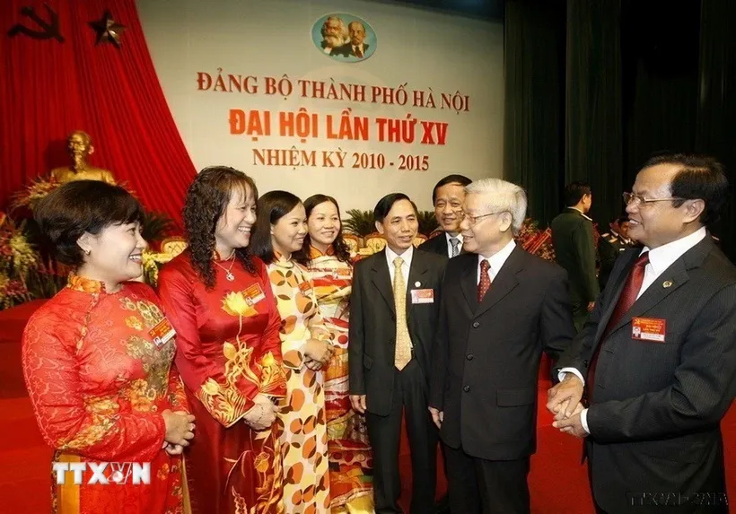Chủ tịch Quốc hội Nguyễn Phú Trọng với các đại biểu tham dự Đại hội đảng bộ thành phố Hà Nội khóa XV (nhiệm kỳ 2010-2015). Ảnh: Trí Dũng/TTXVN