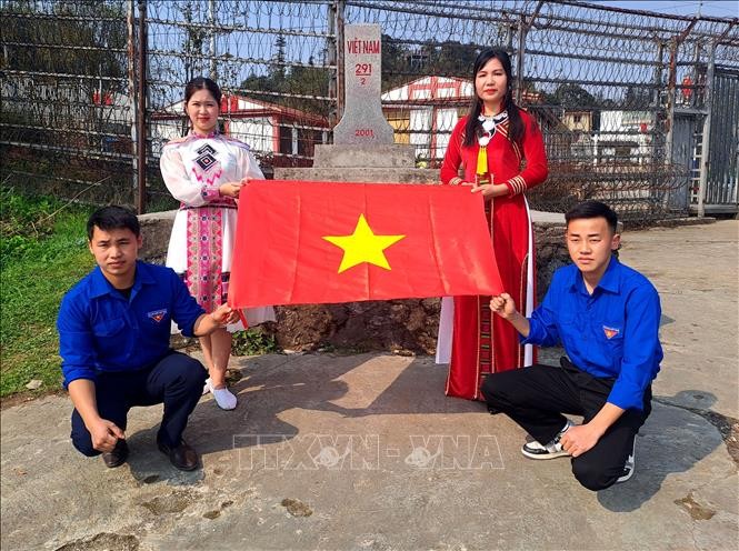 Người dân và du khách tham gia chào cờ ở khu vực mốc 291/2, xã Cao Mã Pờ (Hà Giang).