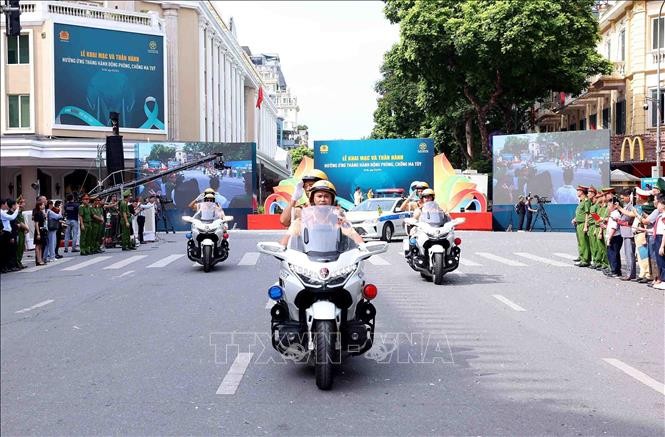 Lực lượng CSGT tham gia tuần hành và biểu dương lực lượng hưởng ứng Tháng hành động phòng, chống ma túy. Ảnh: Phạm Kiên/TTXVN