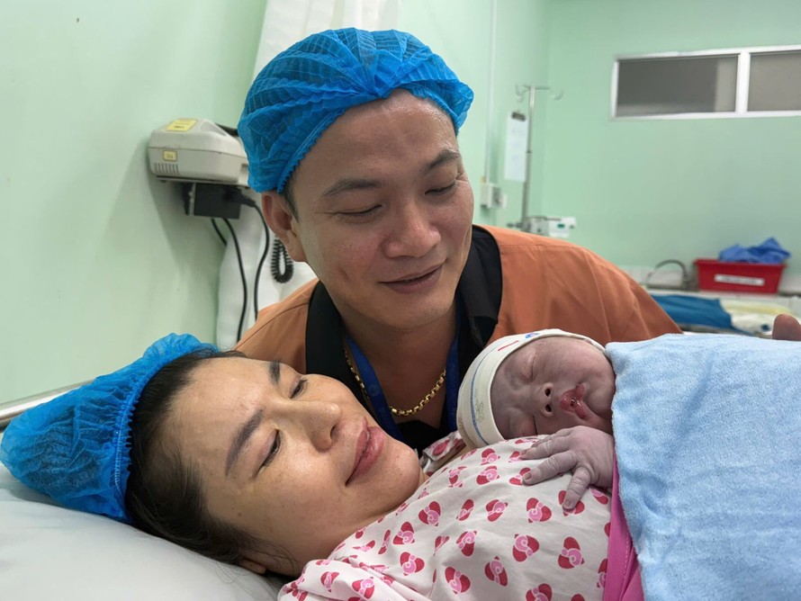 Thực hiện phương pháp "da kề da" khi vừa chào đời sẽ thắt chặt sợi dây gắn kết thiêng liêng giữa mẹ và bé. Ảnh: BVHV