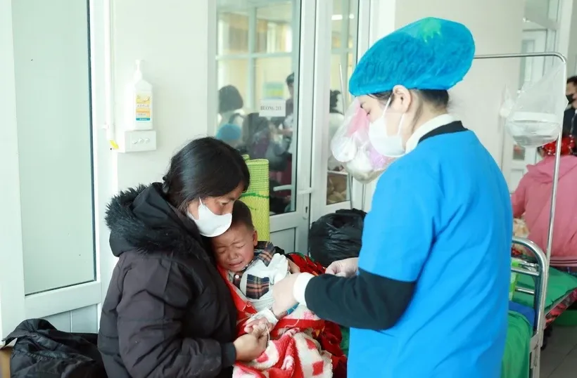 Khoa nhi Bệnh viện Đa khoa tỉnh Lai Châu đang trong tình trạng quá tải bệnh nhi nhiễm sởi. Ảnh: Quý Trung/TTXVN