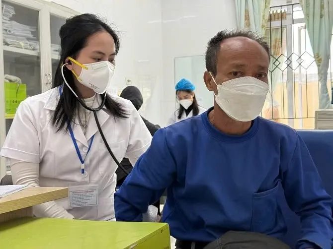 Cán bộ y tế Trung tâm y tế huyện Ba Vì khám cho bệnh nhân lao. Ảnh: Vietnam+