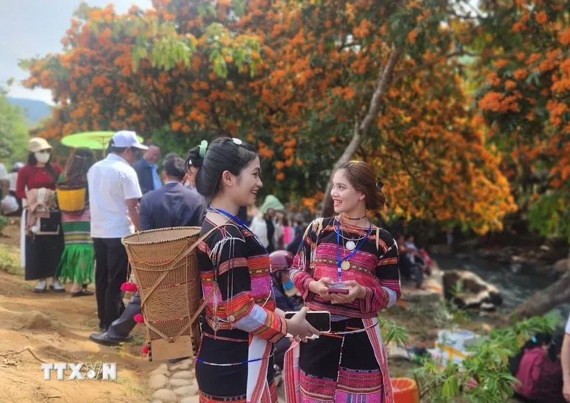 Các cô gái Ba Na K'riêm ở lễ hội hoa trang. Ảnh: Sỹ Thắng/TTXVN