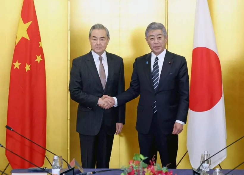 Ngoại trưởng Nhật Bản Takeshi Iwaya và người đồng cấp Trung Quốc Vương Nghị. Nguồn: Kyodo