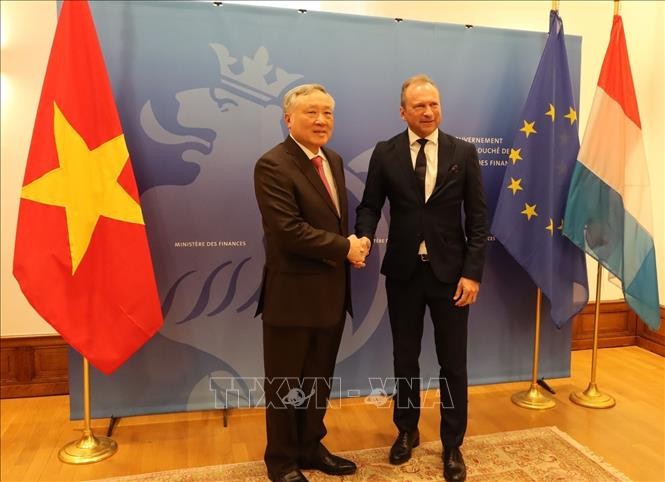 Phó Thủ tướng thường trực Nguyễn Hòa Bình và Bộ trưởng Tài chính Luxembourg Gilles Roth.