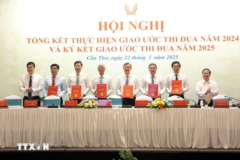 6 thành phố trực thuộc Trung ương tiến hành ký kết giao ước thi đua năm 2025. Ảnh: Trung Kiên/TTXVN