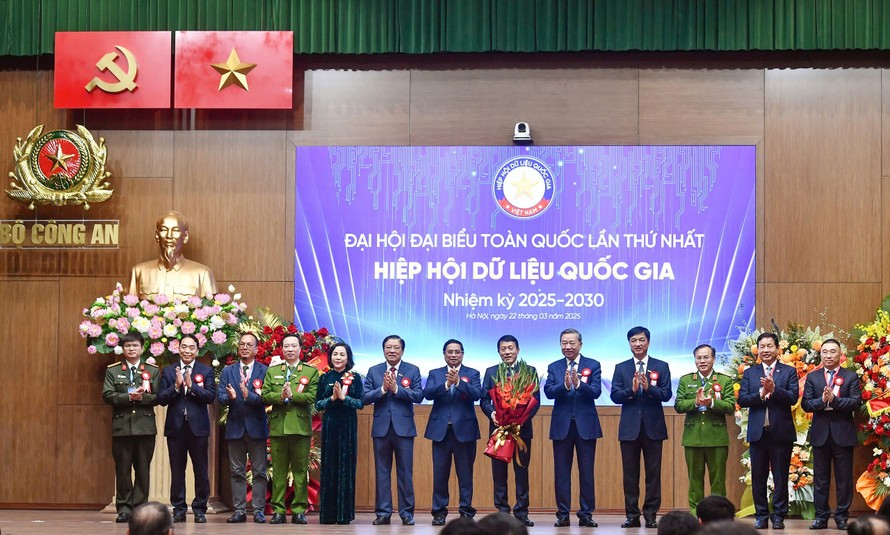 Tổng Bí thư Tô Lâm và Thủ tướng Phạm Minh Chính chúc mừng Ban Thường vụ Hiệp hội Dữ liệu quốc gia nhiệm kỳ 2025 - 2030.