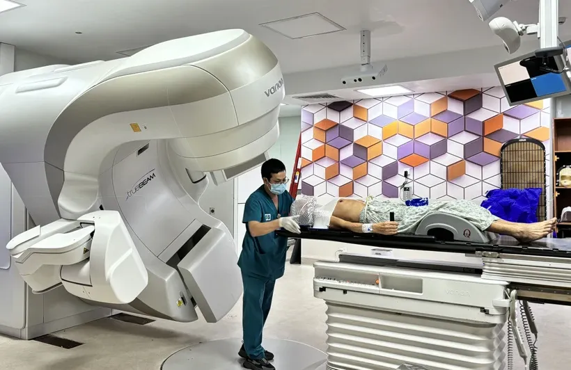 Một bệnh nhân ung thư chuẩn bị được xạ trị tại Bệnh viện Ung bướu Thành phố Hồ Chí Minh. Ảnh: TTXVN