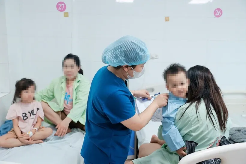 Bệnh viện Thanh Nhàn đang điều trị cho 20 bệnh nhi mắc sởi. Ảnh: Minh Quyết/TTXVN