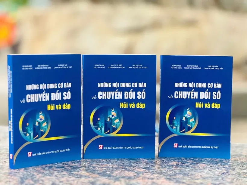 Cuốn sách cung cấp kiến thức cơ bản về chuyển đổi số. Ảnh: Vietnam+