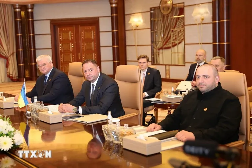 Bộ trưởng Quốc phòng Ukraine Rustem Umerov (phải) tại cuộc đàm phán do Mỹ làm trung gian về thỏa thuận ngừng bắn với Nga, tại Jeddah (Saudi Arabia) ngày 11/3/2025.