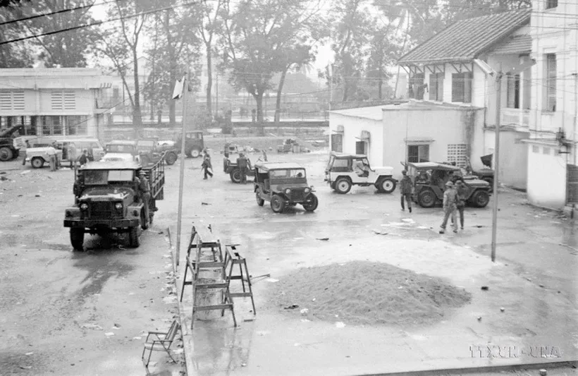 Quân giải phóng làm chủ các cơ quan của ngụy quyền trong thành phố Đà Nẵng. Ảnh: Quang Thành/TTXVN