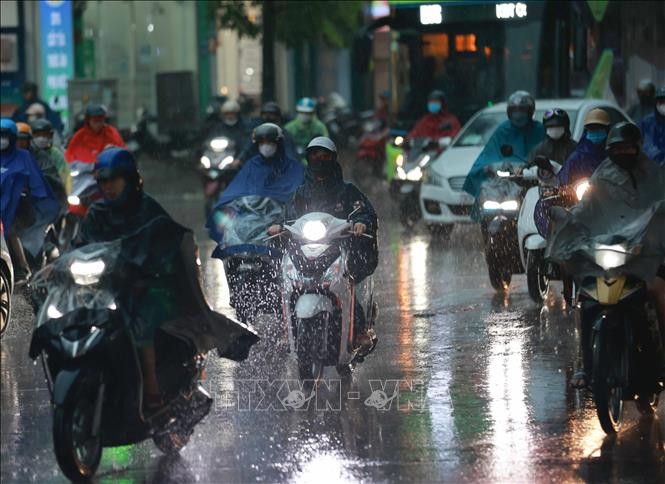 Đêm 27/3, nhiều khu vực có mưa dông. Ảnh: Thanh Tùng/TTXVN