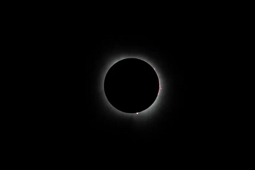 Nhật thực toàn phần trên bầu trời thành phố Plano, Texas, Mỹ ngày 8/4/2024. Ảnh: THX/TTXVN