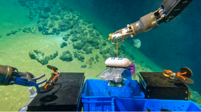 Hình ảnh robot được triển khai để bơi vào rãnh Mariana. Ảnh: Đại học Beihang