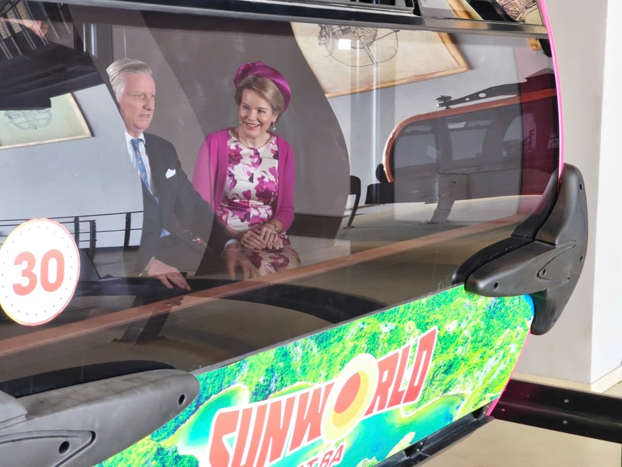 Nhà vua và Hoàng hậu trải nghiệm tuyến cáp treo đạt kỷ lục thế giới tại Cát Bà.