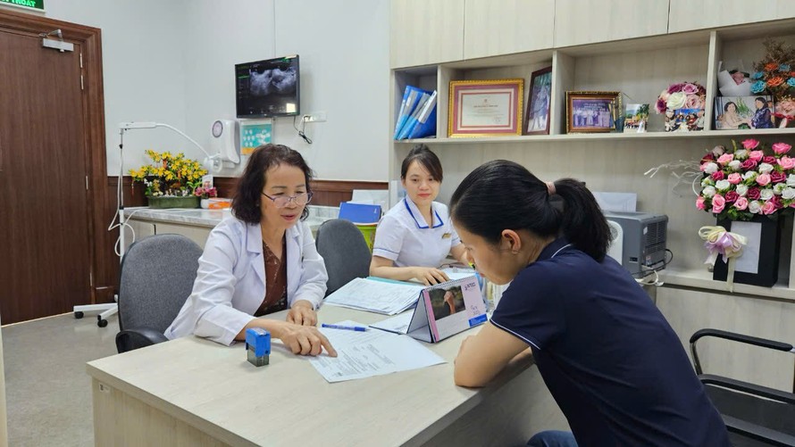 TS.BS Tô Minh Hương đang tư vấn khám cho Khách hàng. Ảnh:Vinmec