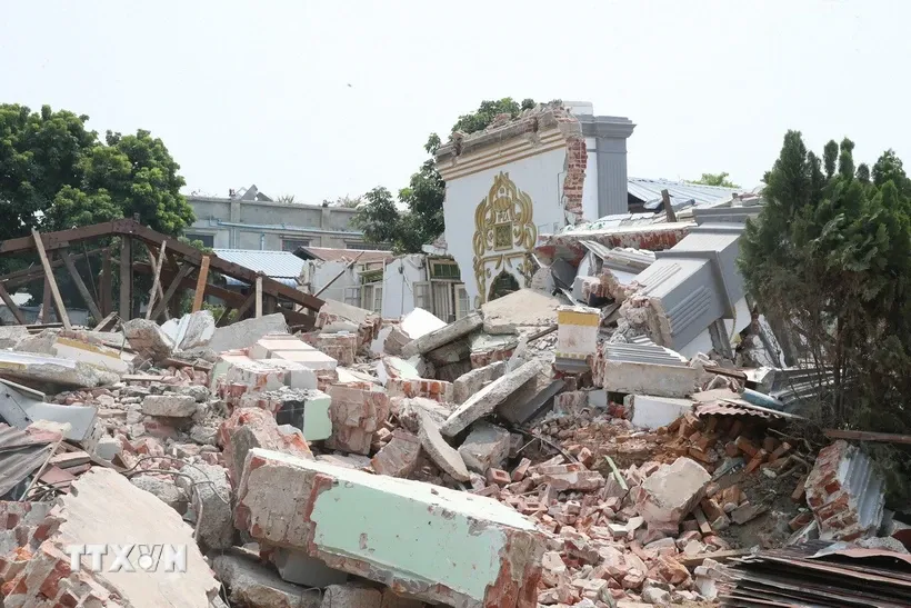 Toà nhà bị phá hủy trong trận động đất tại Sagaing (Myanmar), ngày 1/4/2025. Ảnh: THX/TTXVN