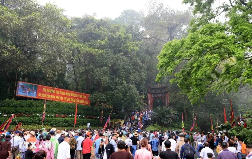 Dòng người hướng về núi Nghĩa Lĩnh dâng hương tưởng niệm các Vua Hùng. Ảnh: Nhật Anh/TTXVN