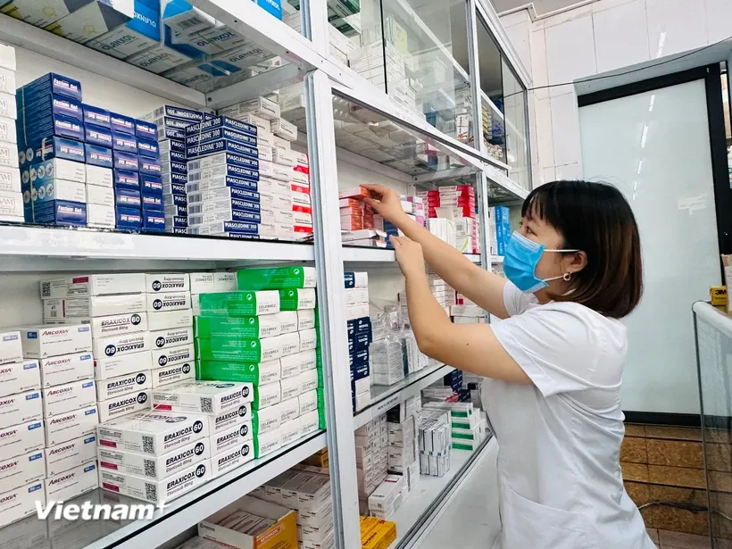 Lấy thuốc chữa bệnh tại cơ sở y tế. Ảnh: T.G/Vietnam+