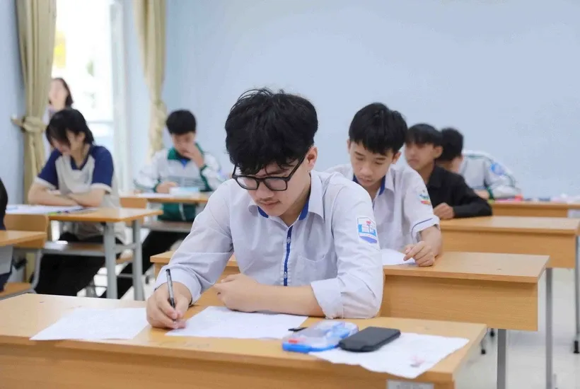 Thí sinh làm bài thi. Ảnh: Quý Trung/TTXVN