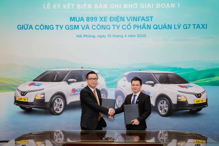 Ông Nguyễn Hồng Hải - Tổng Giám đốc G7 Taxi (trái) và ông Nguyễn Văn Thanh - Tổng Giám đốc Toàn cầu Công ty GSM tại lễ ký kết hợp tác.