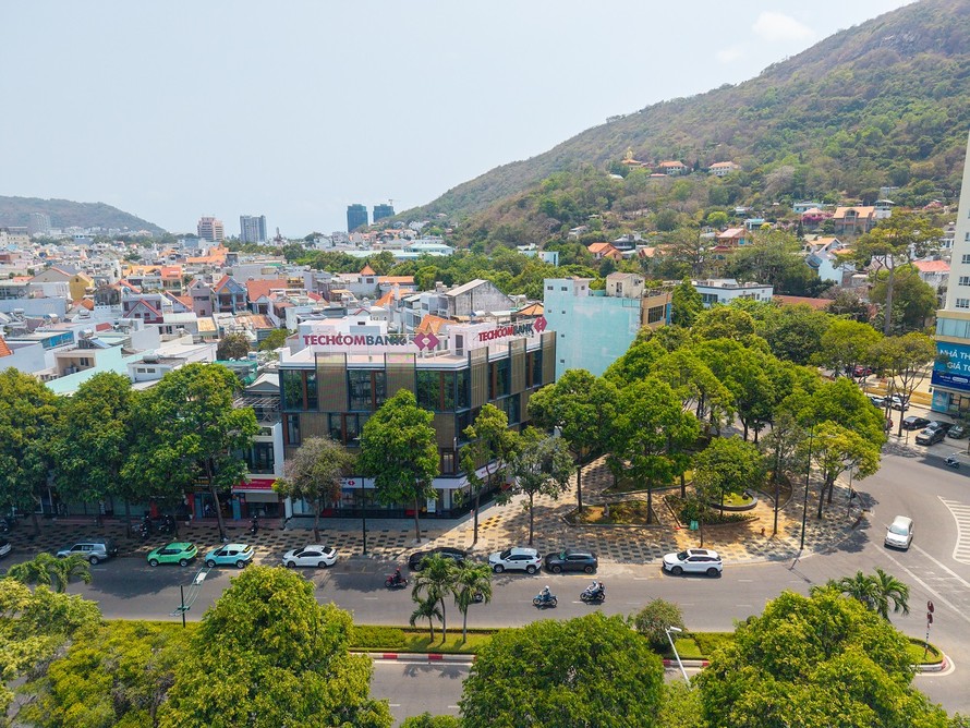Trụ sở chi nhánh Vũng Tàu của Techcombank gây ấn tượng với thiết kế xanh, hiện đại.